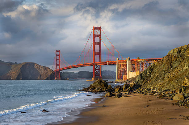 golden gate bridge - san francisco county suspension bridge cityscape marin tower imagens e fotografias de stock