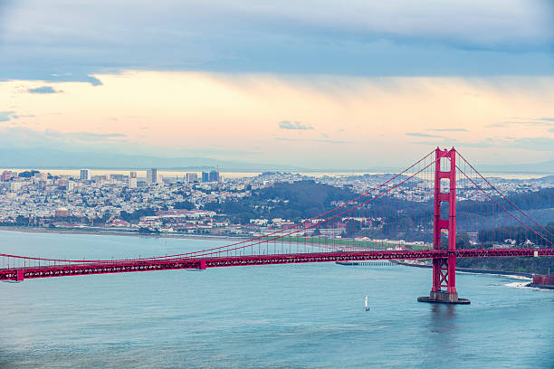 ゴールデンゲートブリッジ - san francisco county suspension bridge cityscape marin tower ストックフォトと画像