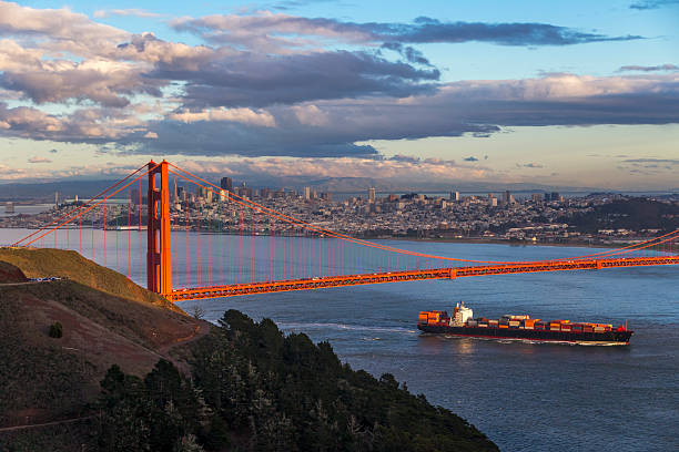 ゴールデンゲートブリッジ - san francisco county suspension bridge cityscape marin tower ストックフォトと画像