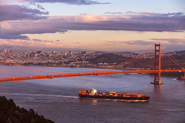 golden gate bridge - san francisco county suspension bridge cityscape marin tower imagens e fotografias de stock