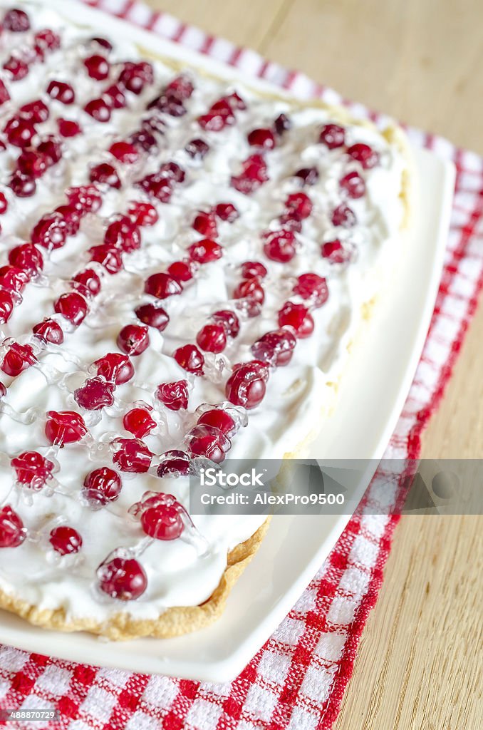 Tarte à la crème fouettée, des canneberges - Photo de Aliment libre de droits