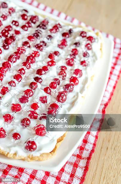 Photo libre de droit de Tarte À La Crème Fouettée Des Canneberges banque d'images et plus d'images libres de droit de Aliment - Aliment, Aliment battu, Aliment en portion