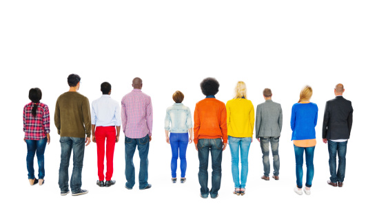 Grupo multiétnico de gente coloridas hacia atrás photo