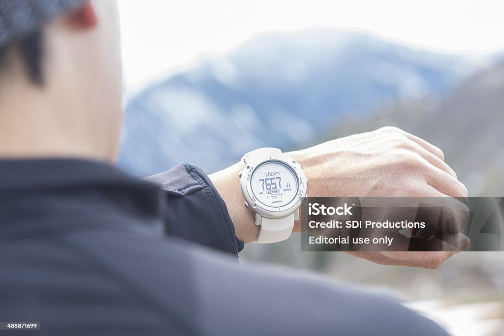 Uomo controllo corrente altitudine su Nuovo Suunto Orologio da polso - Foto stock royalty-free di Abbigliamento sportivo