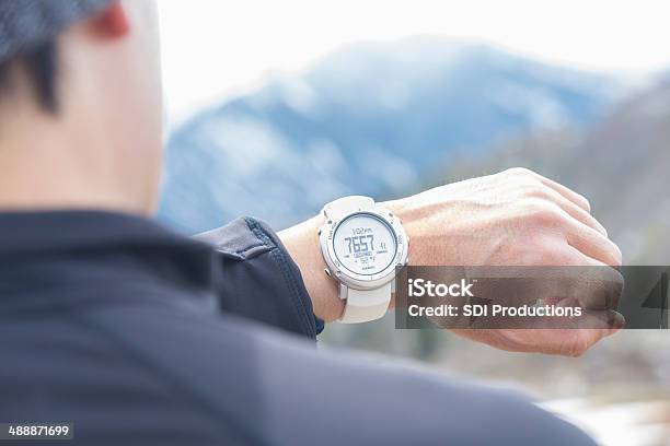 Uomo Controllo Corrente Altitudine Su Nuovo Suunto Orologio Da Polso - Fotografie stock e altre immagini di Abbigliamento sportivo