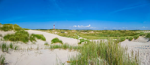 piękne dune krajobraz z tradycyjnymi latarnia morska na morze północne - lighthouse sea beach germany zdjęcia i obrazy z banku zdjęć