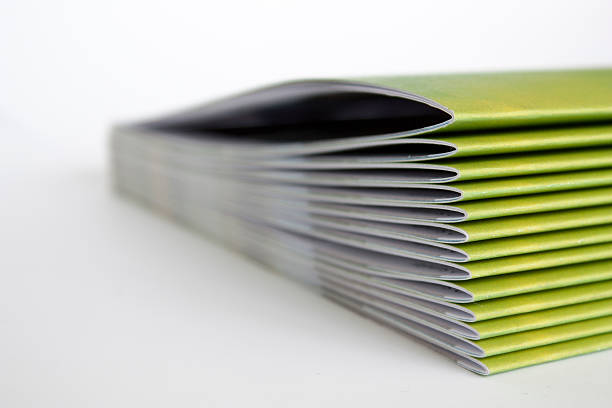 verde de revistas - paperback book stack white - fotografias e filmes do acervo