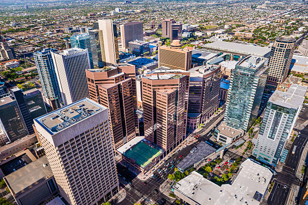 le centre-ville de phoenix, en arizona, ville skyline vue aérienne de gratte-ciel - phoenix arizona skyline desert photos et images de collection