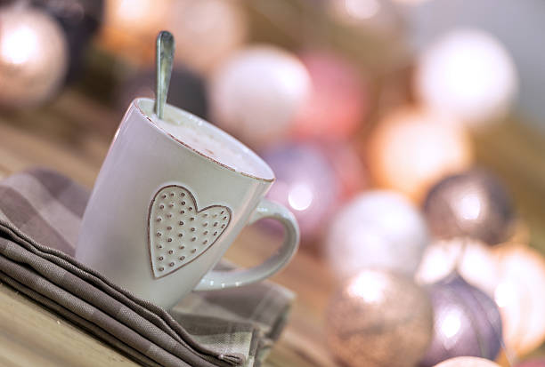 Tasse Kaffee mit Herz in einer warmen Atmosphäre – Foto