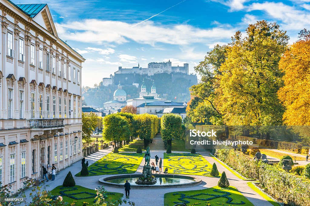 Die berühmten Gärten von Schloss Mirabell mit historischen Festung in Salzburg, Österreich - Lizenzfrei Salzburg Stock-Foto