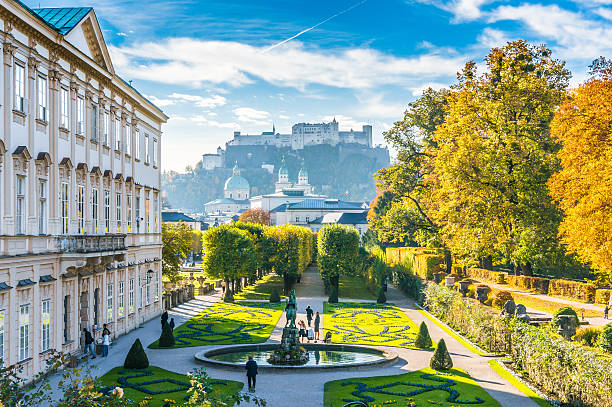 die berühmten gärten von schloss mirabell mit historischen festung in salzburg, österreich - austria stock-fotos und bilder