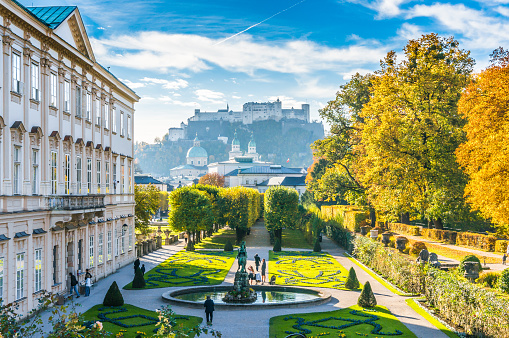 Los famosos jardines de Mirabell con la histórica fortaleza en Salzburgo, Austria photo