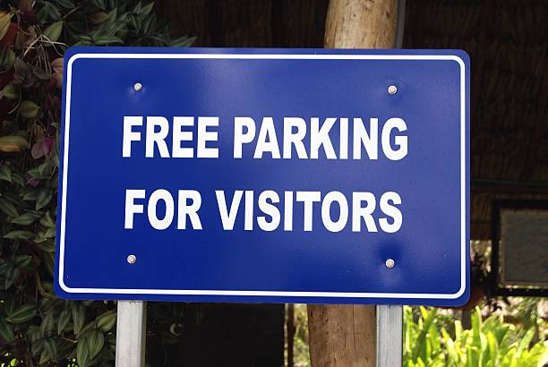 istock Free parking for visitors sign 488874078