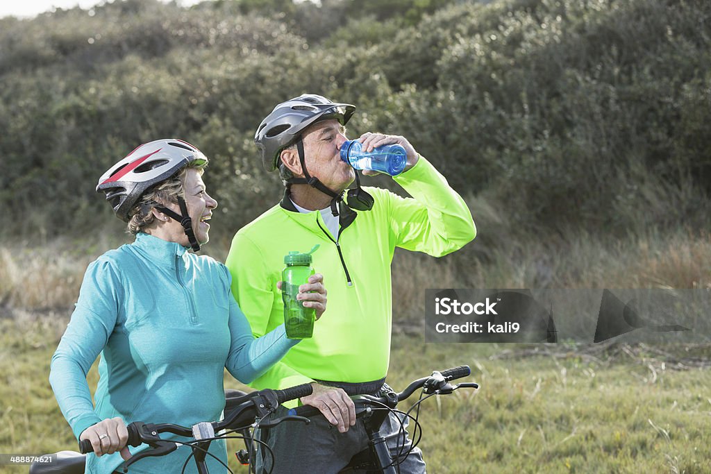 Sênior casal andando de bicicletas - Foto de stock de Beber royalty-free