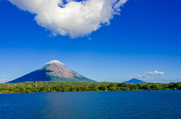 island ometepe with vulcano in nicaragua - 尼加拉瓜 個照片及圖片檔