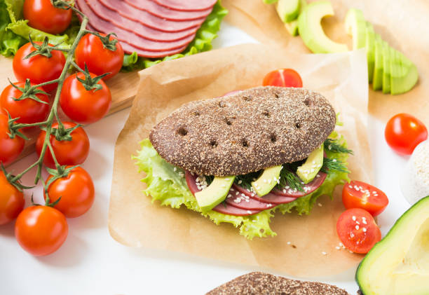 domowe kanapki z szynka z wołowiny, warzywa - bun salad ham rolled up zdjęcia i obrazy z banku zdjęć