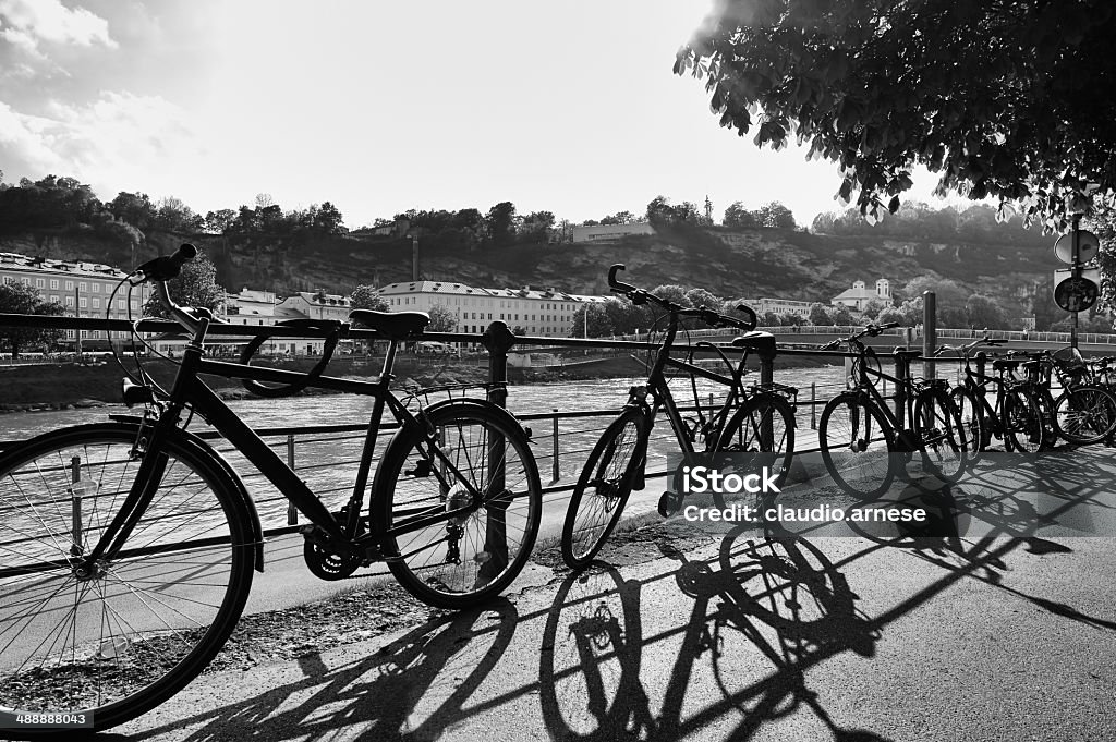 Promenade con bicicletta.  Bianco e nero - Foto stock royalty-free di Ambientazione esterna