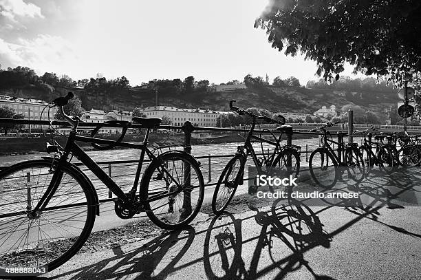 Promenade Con Bicicletta Bianco E Nero - Fotografie stock e altre immagini di Ambientazione esterna - Ambientazione esterna, Austria, Bianco e nero