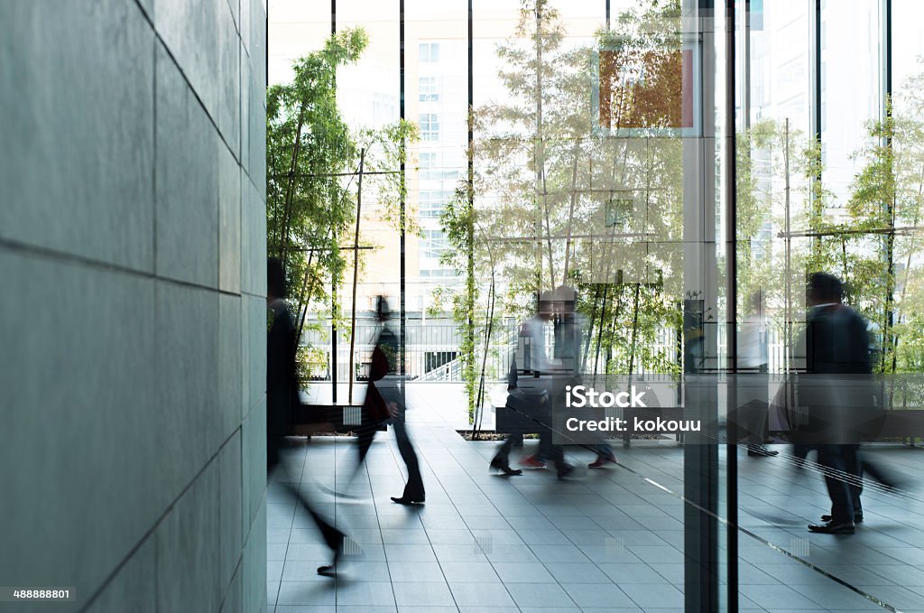 Geschäftsmann zu Fuß in einen städtischen Gebäude - Lizenzfrei Büro Stock-Foto