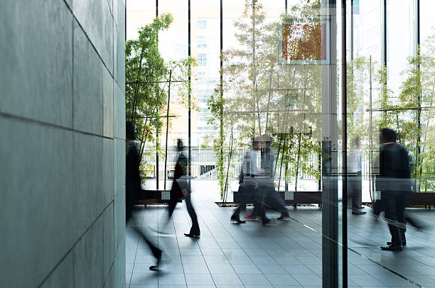 geschäftsmann zu fuß in einen städtischen gebäude - people office architecture stock-fotos und bilder