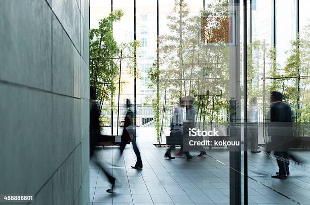 Business Person Walking In A Urban Building 照片檔及更多 辦公室 照片 - 辦公室, 商務, 綠色