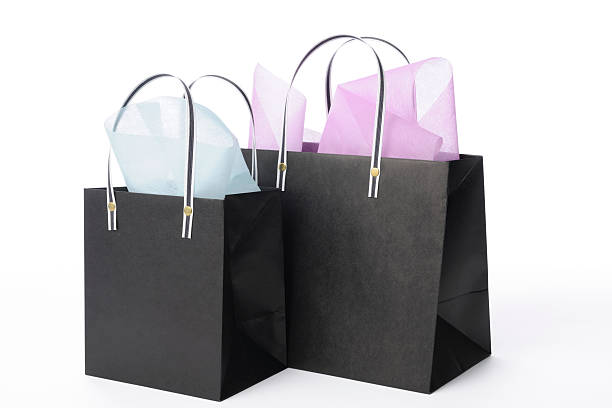 isolado foto de dois decorados preto bolsa de compras sobre branco - goodie bag - fotografias e filmes do acervo