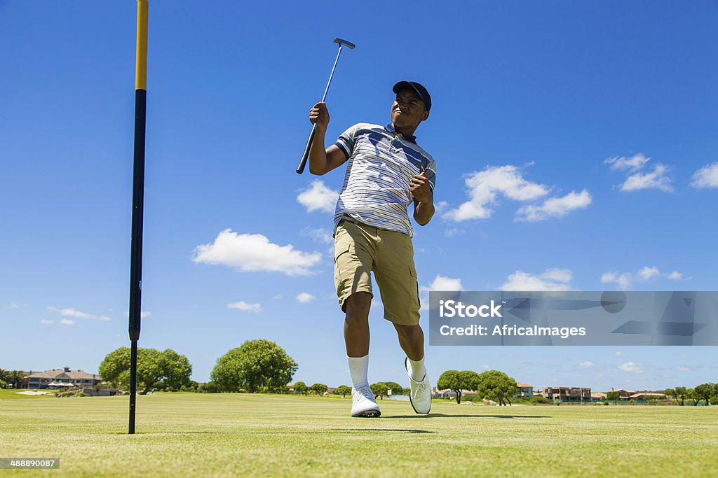 Afro-Golfista celebrando naufrágio seu putt! - Foto de stock de Comemoração - Conceito royalty-free