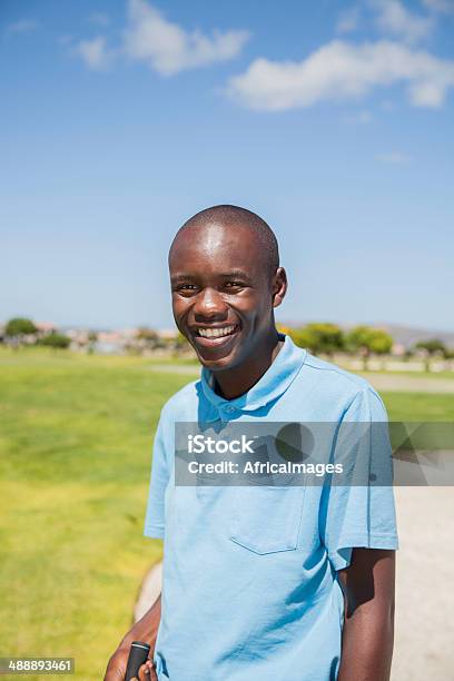 African Golf In Posa Per Una Foto Su Un Campo Da Golf - Fotografie stock e altre immagini di 20-24 anni