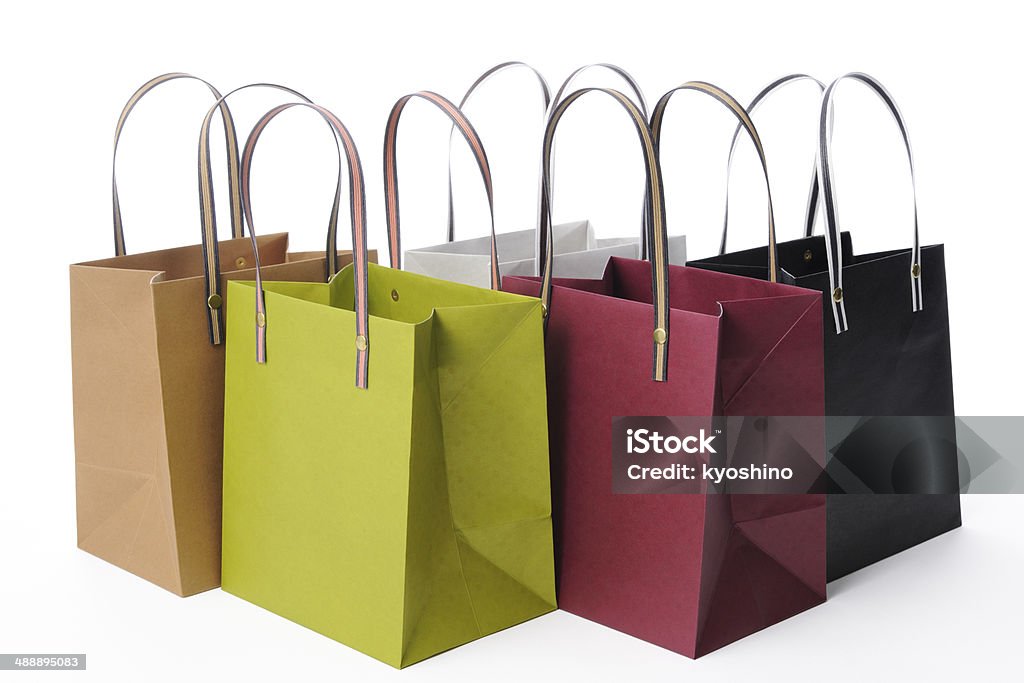 列の色鮮やかな白い背景の上のショッピングバッグ - からっぽのロイヤリティフリーストックフォト