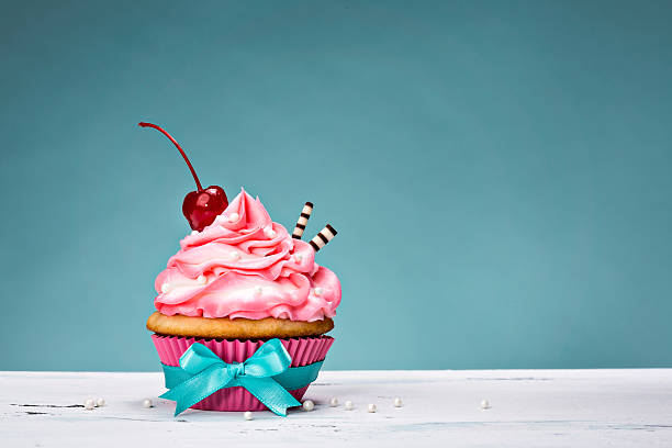 vintage cupcake con ciliegia in alto - ribbon nobody cupcake celebration foto e immagini stock