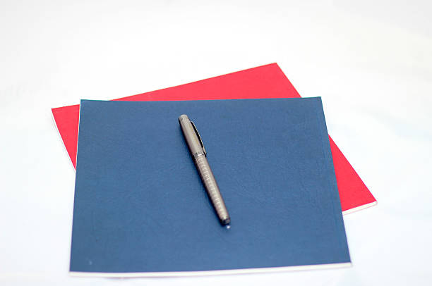 czerwony notatnik i niebieski notatnik i długopis - three objects personal organizer book pen zdjęcia i obrazy z banku zdjęć