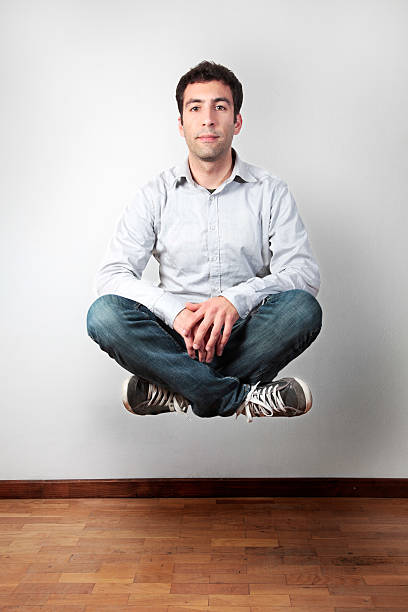 Człowiek levitating youg – zdjęcie