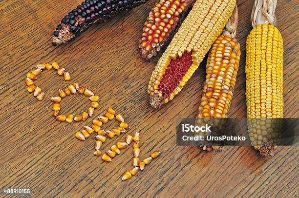 Corn Auf Einem Holztisch Stockfoto und mehr Bilder von Agrarbetrieb - Agrarbetrieb, Feld, Fotografie