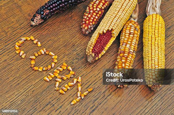 Кукуруза На Деревянном Столе — стоковые фотографии и другие картинки Без людей - Без людей, Горизонтальный, Еда