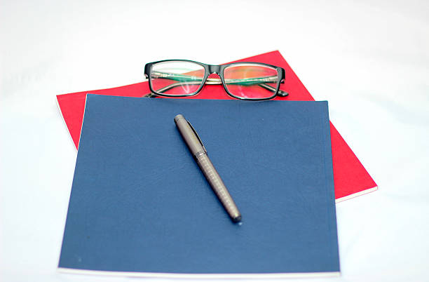 niebieski i czerwony notatnik i szary pióro - three objects personal organizer book pen zdjęcia i obrazy z banku zdjęć