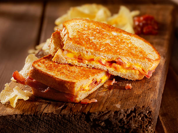 sanduíche de queijo grelhado e bacon - grilled cheese panini sandwich - fotografias e filmes do acervo