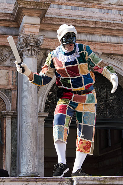 italienische harlequin im karneval von venedig - jester harlequin carnival venice italy stock-fotos und bilder