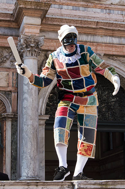 włoski harlequin na karnawał w wenecji - venice italy mask harlequin venice carnival zdjęcia i obrazy z banku zdjęć