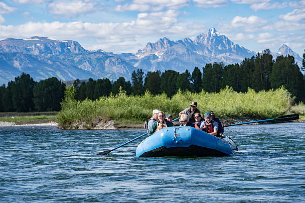 rafting sur la snake river, dans le wyoming - rafting on a mountain river photos et images de collection