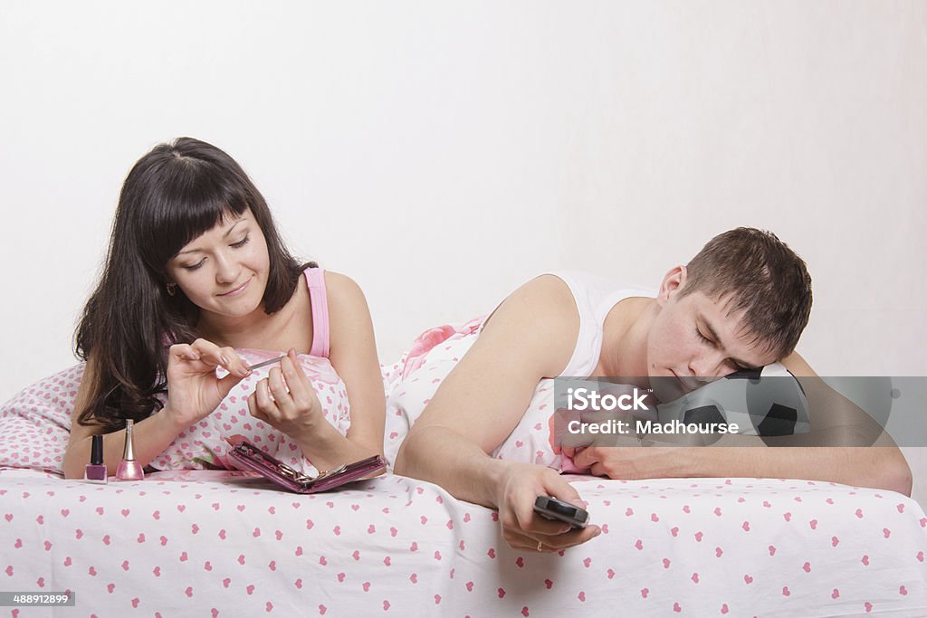 Mann war schlafen im Bett, ein wenig interessant football - Lizenzfrei Ehefrau Stock-Foto