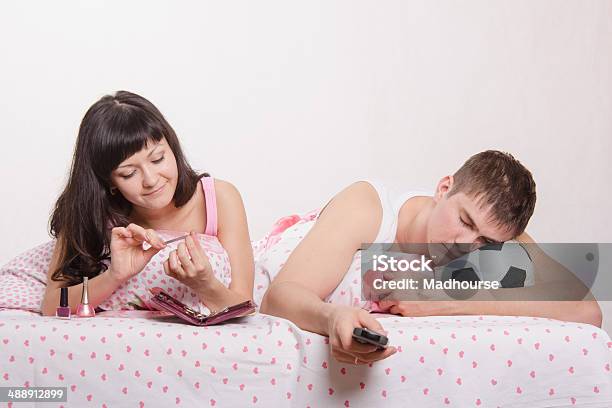 Mann War Schlafen Im Bett Ein Wenig Interessant Football Stockfoto und mehr Bilder von Ehefrau