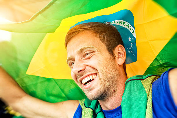 los fanáticos de los deportes ve un partido - championship 2014 brazil brazilian fotografías e imágenes de stock