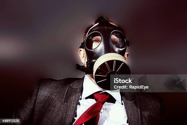 오염시킨다 Person In Gasmask 어둡지만 Stormy 배경기술 대해 방독면에 대한 스톡 사진 및 기타 이미지 - 방독면, 안개, Holocaust