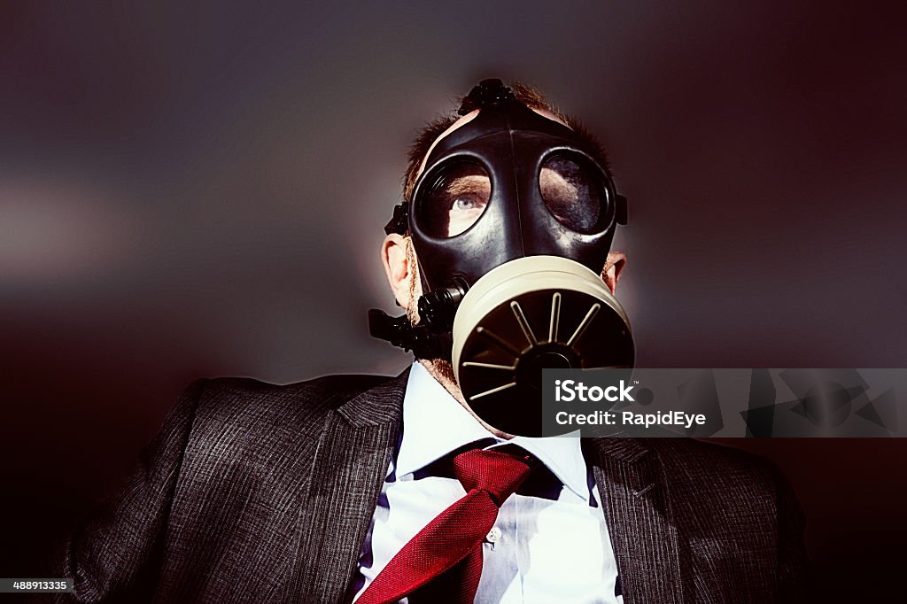 Загрязнение): Бизнесмен в gasmask против темных, грозового фоне - Стоковые фото Противогаз роялти-фри