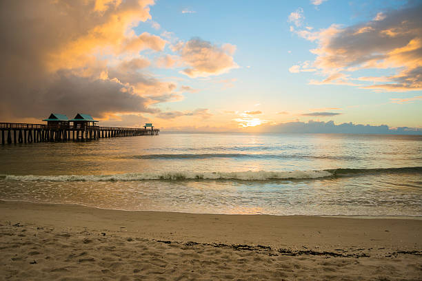 pôr-do-sol em naples, flórida - florida naples florida beach sunset - fotografias e filmes do acervo