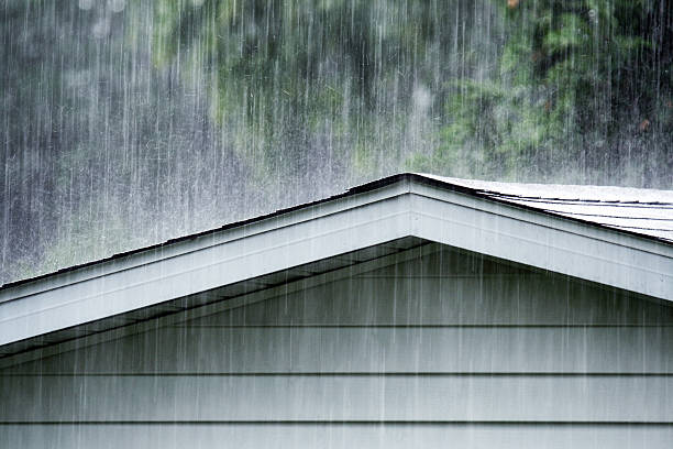 molharam debaixo de chuva forte antigo galpão cobertura - chuva torrencial - fotografias e filmes do acervo