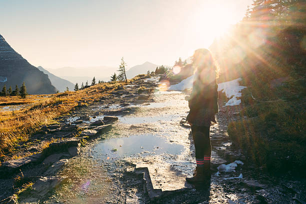 живописной millennial женщина на поход в национальный парк глейшер-монтана - continental divide trail стоковые фото и изображения