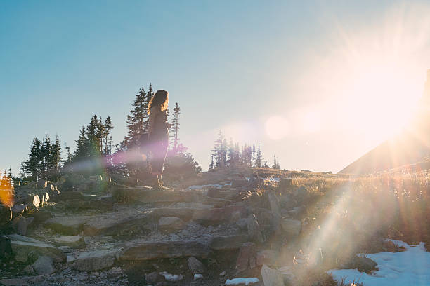 millenium frau auf malerischen wandern in montana glacier national park - continental divide trail stock-fotos und bilder