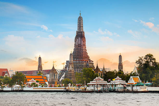 wat arun-o templo do amanhecer em bangcoc, tailândia - arun - fotografias e filmes do acervo