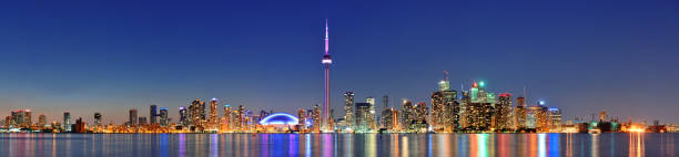 skyline di toronto - toronto skyline cn tower night foto e immagini stock